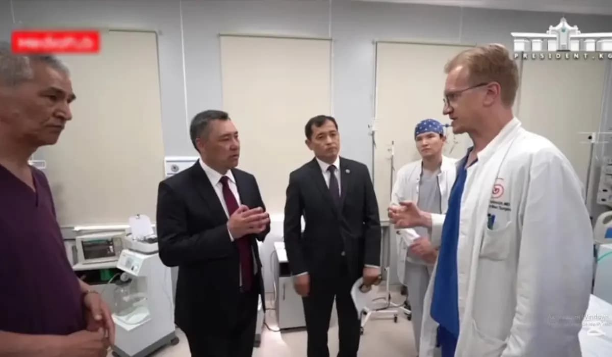 «Мәселені шешпейінше, кабинетіңе бармайсың»: 3 баланың өлімін естіген Садыр Жапаров ауруханаға жетіп келіп, министрді қатты сынады