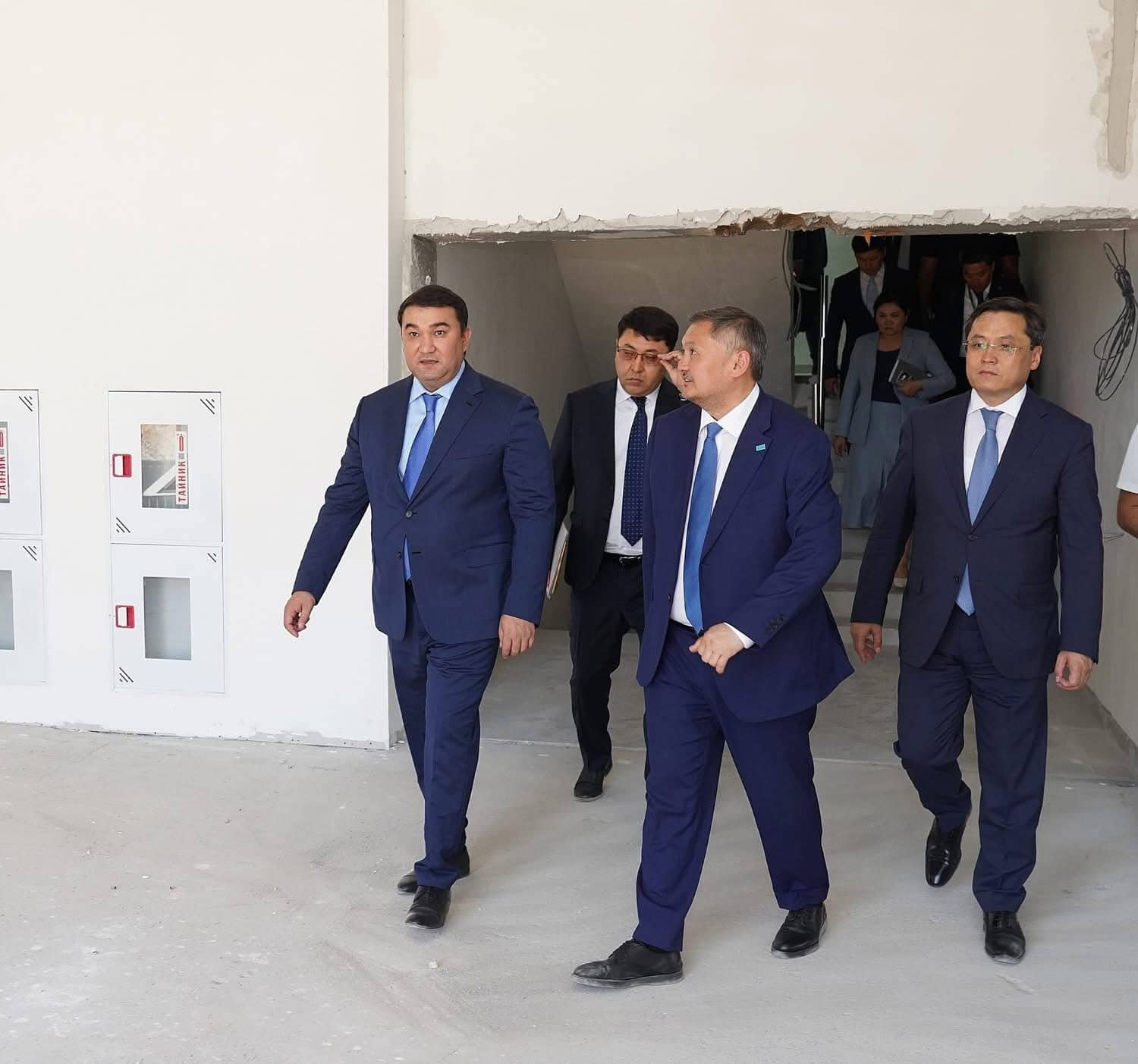ҚР Ғылым және жоғары білім министрі Саясат Нұрбек Түркістандағы IT университетінің құрылысымен танысты