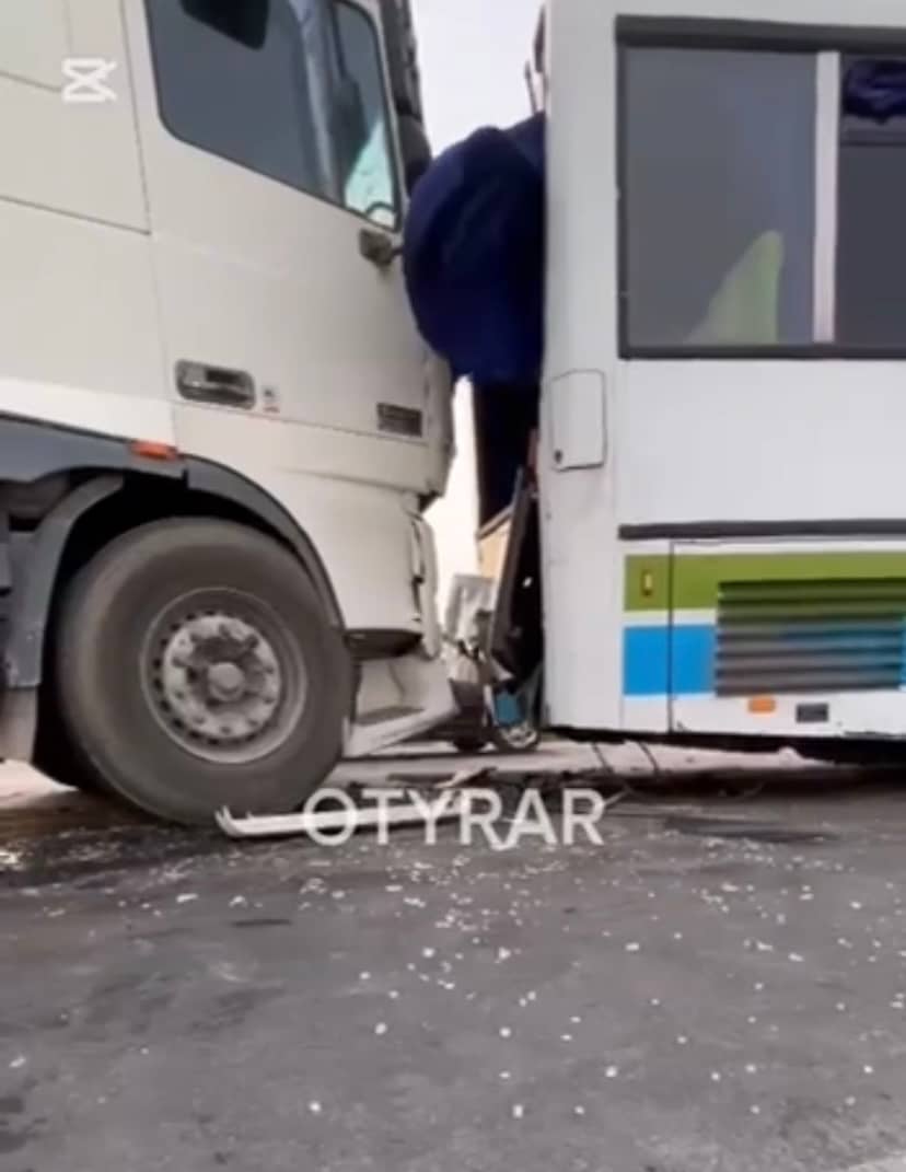 «Салонда оқушылар отырған»: Түркістан облысында жолаушылар автобусы аударылып қалды