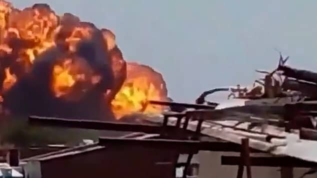 Сенсациялық видео: Үндістандағы ұшақ апатынан мерт болған адамдардың саны 310 адамға жетті (ВИДЕО)