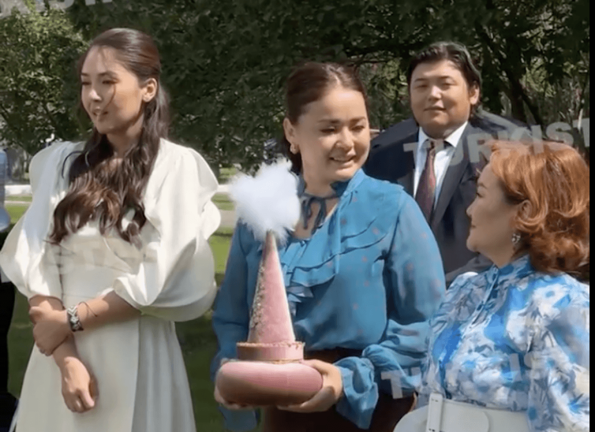 Әлия Ануарбекке сырға салынды: желіде тараған видео көпшіліктің назарын аударды