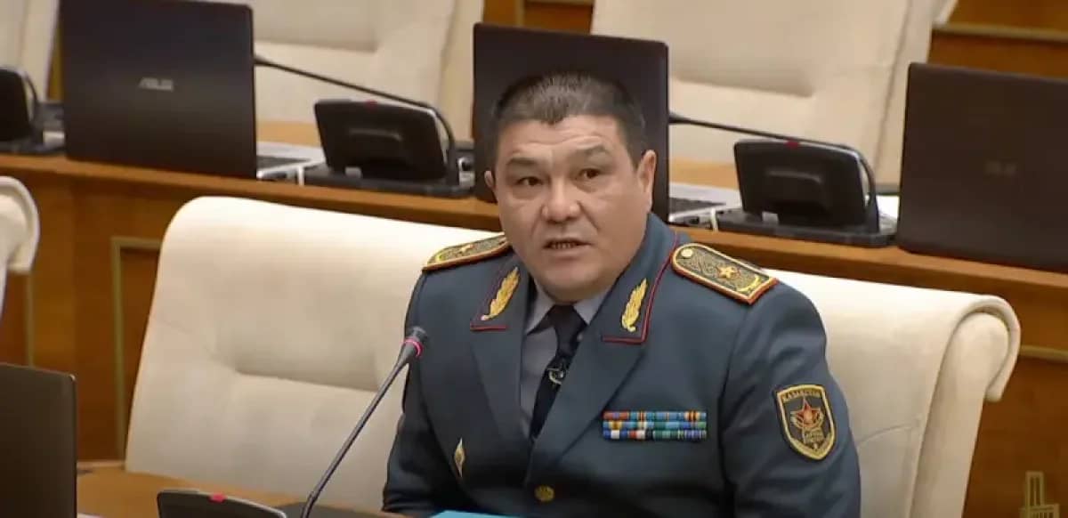 Генерал қол көтерді: Қорғаныс минстрінің орынбасары Мәжілісте танымал тілшіні итеріп жіберді