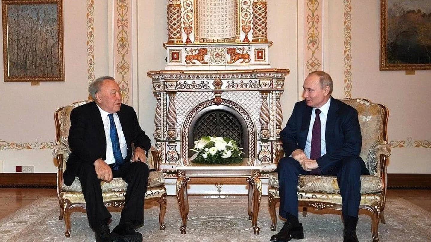 Назарбаевтың Мәскеуге сапары жеке сипатқа ие: Айдос Үкібай экс-президенттің әрекетін жуып-шайып жатыр
