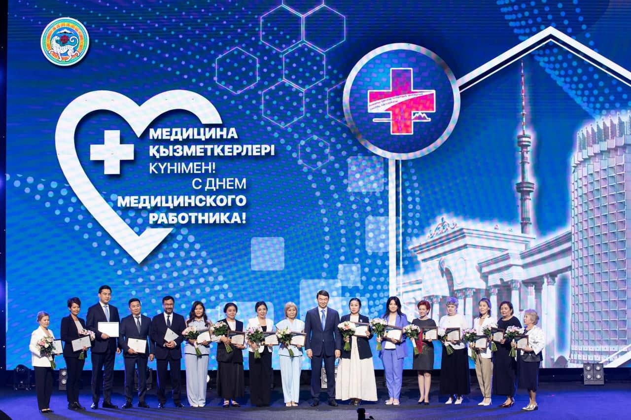 Отанға адалдықтың айқын үлгісі: Алматы әкімі Дархан Сатыбалды мегаполистің үздік дәрігерлеріне марапат табыстады