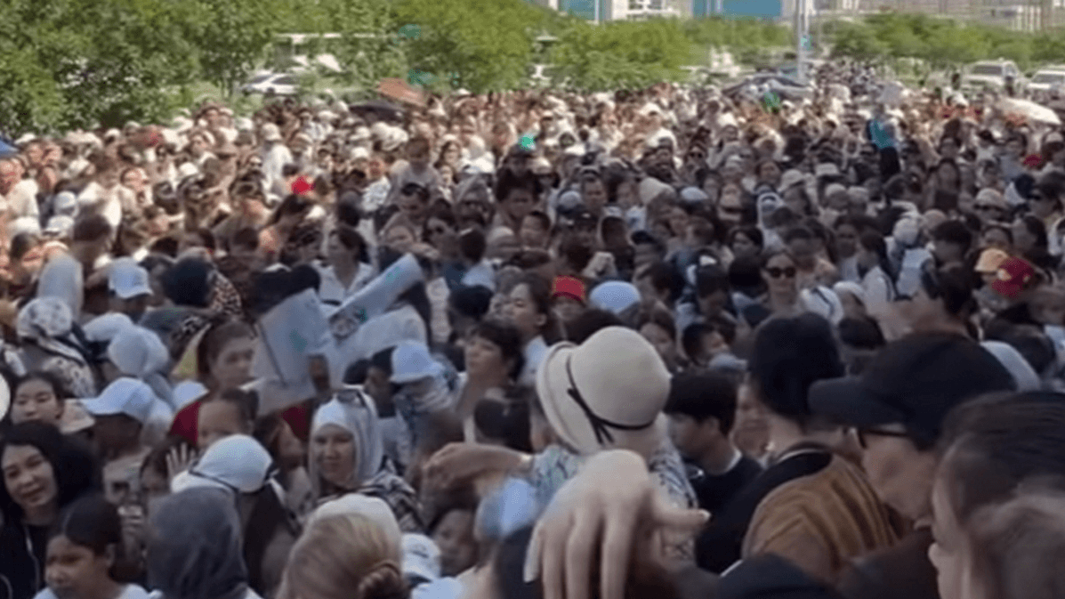 «Балалар жоғалып кетті»: Ақтауда жұрт тегін балмұздаққа таласты