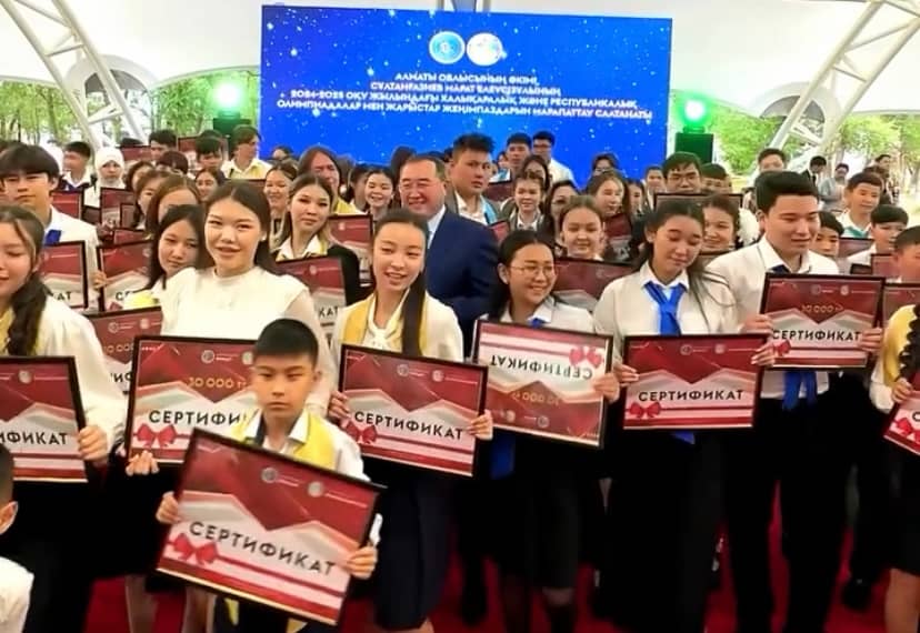 Алматы облысының әкімі мен оқушылар Димаш Құдайбергеннің челленджіне қолдау көрсетті