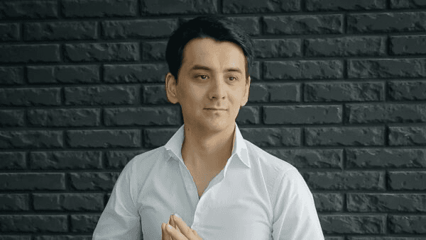 «Ел шетелде, сенде гүл де жоқ»: әнші Айдар Тұрғамбек ажырасуының себебін айтып, жігіттерге ренішін білдірді