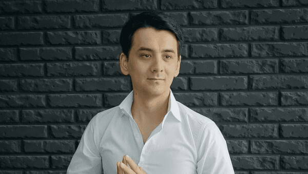 «Ел шетелде, сенде гүл де жоқ»: әнші Айдар Тұрғамбек ажырасуының себебін айтып, жігіттерге ренішін білдірді