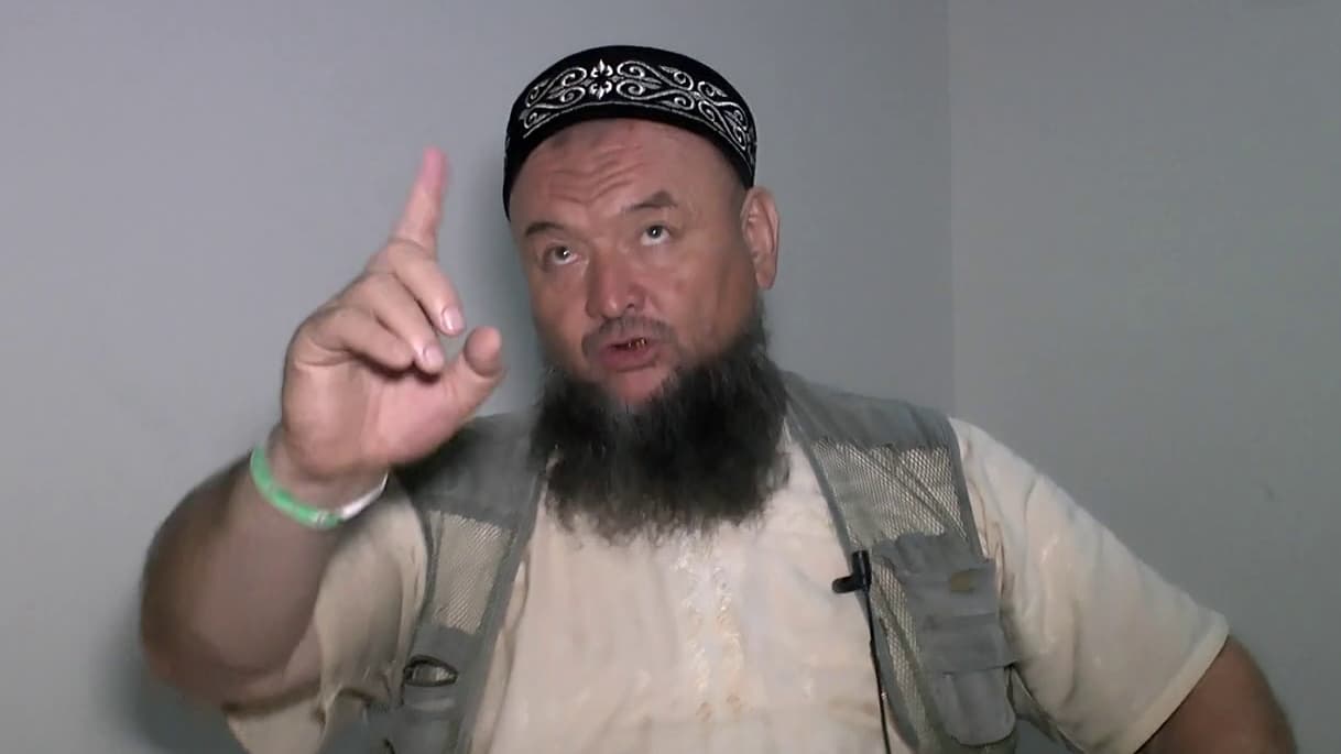 «Шыңғысханның ұрпағы»: бұтын балаларға ұқалатқанды жақсы көретін имам тағы мақтанды