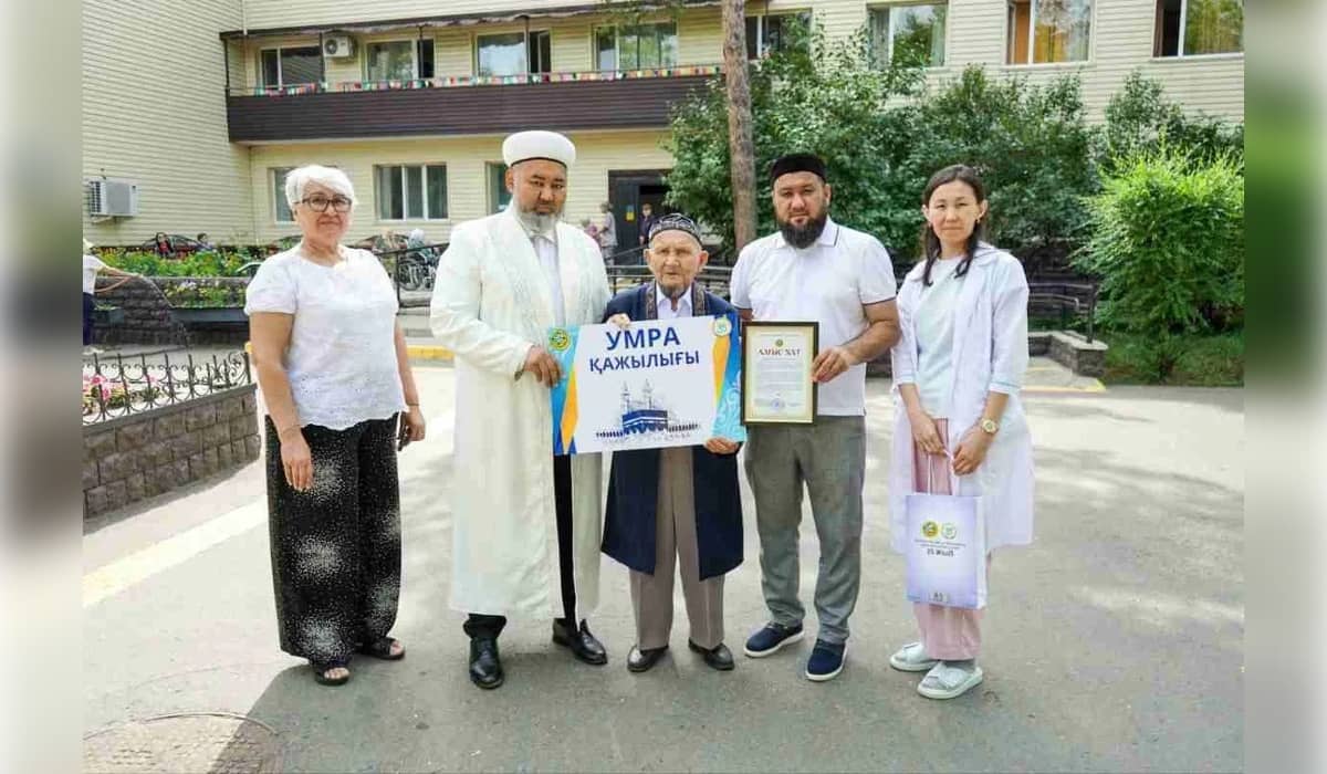 Сыртқат балаларға жинаған ақшасын берген қарияға ҚМДБ қажылыққа жолдама табыстады