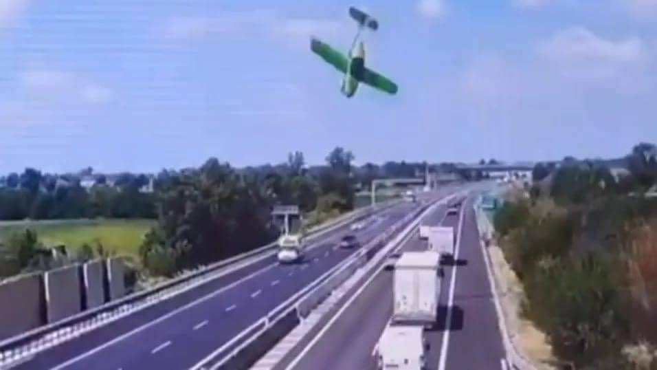 Борттағы жолаушылар өртеніп кеткен: Жүріп бара жатқан көліктердің үстіне ұшақ құлады (ВИДЕО)
