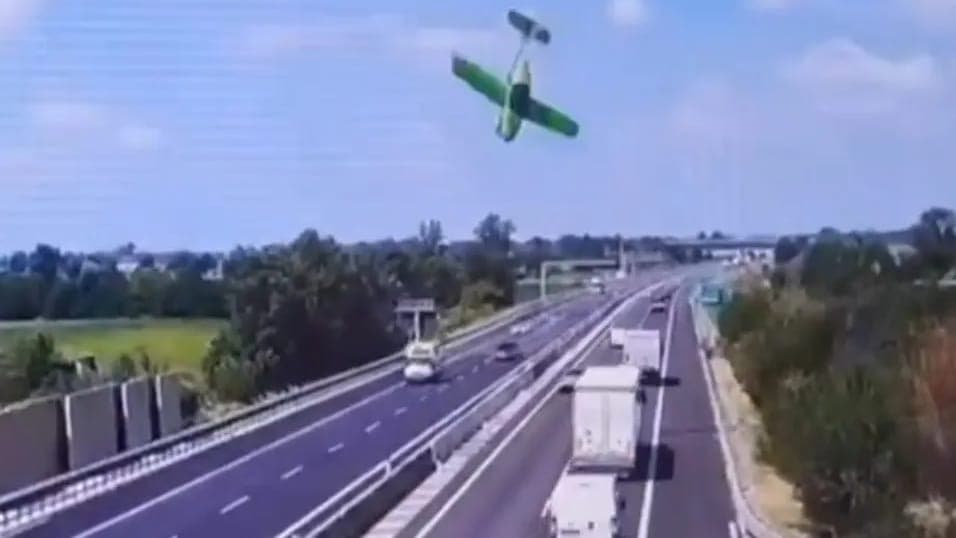 Борттағы жолаушылар өртеніп кеткен: Жүріп бара жатқан көліктердің үстіне ұшақ құлады (ВИДЕО)