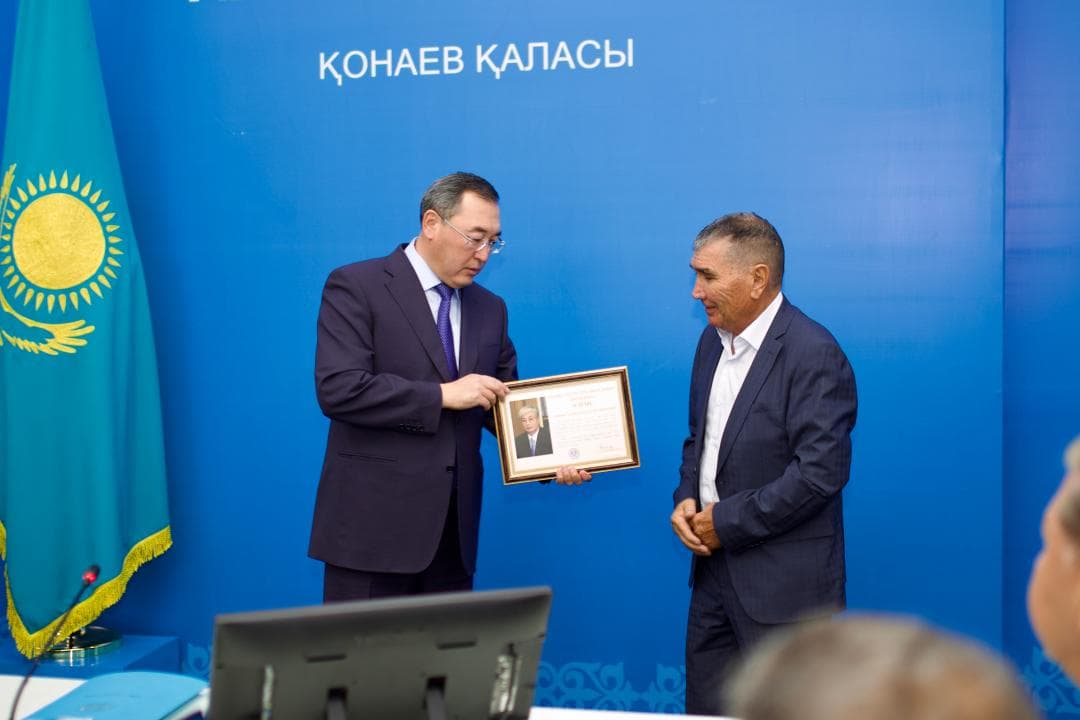 Марат Сұлтанғазиев кішкентай баланы иттен арашалап қалған азаматқа құрмет көрсетті