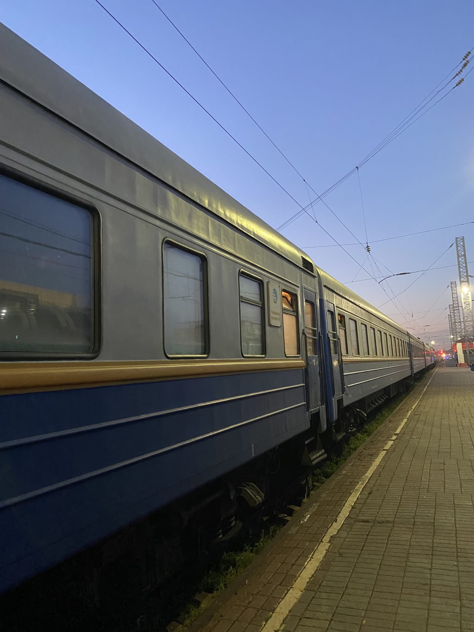 Пойыз вагонының төбесіне шығып ойнаған баланы тоқ соқты