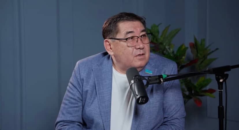 «Жылап келді, кінәратым бар»: Ермұрат Бапи екі қызының да шетелдікке тұрмысқа шыққанын айтты
