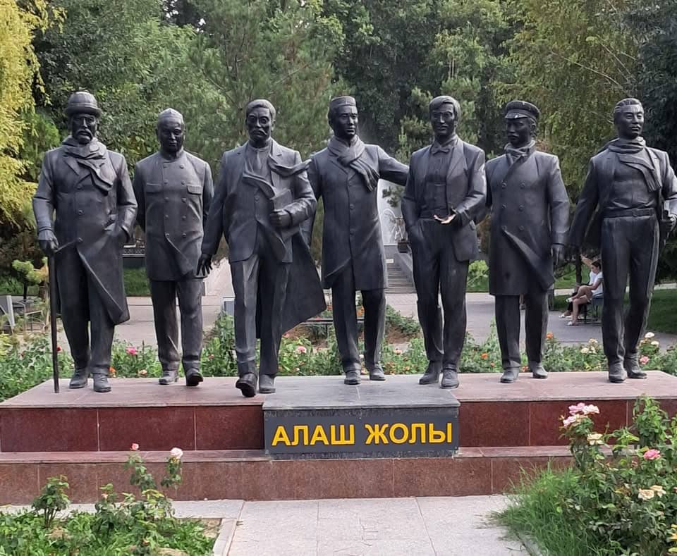 «Өтірік идеологияға құрылған»: алашордашылар мен түркістаншылдардың ескерткішін қосып қойған Шымкент әкімдігі сынға қалды
