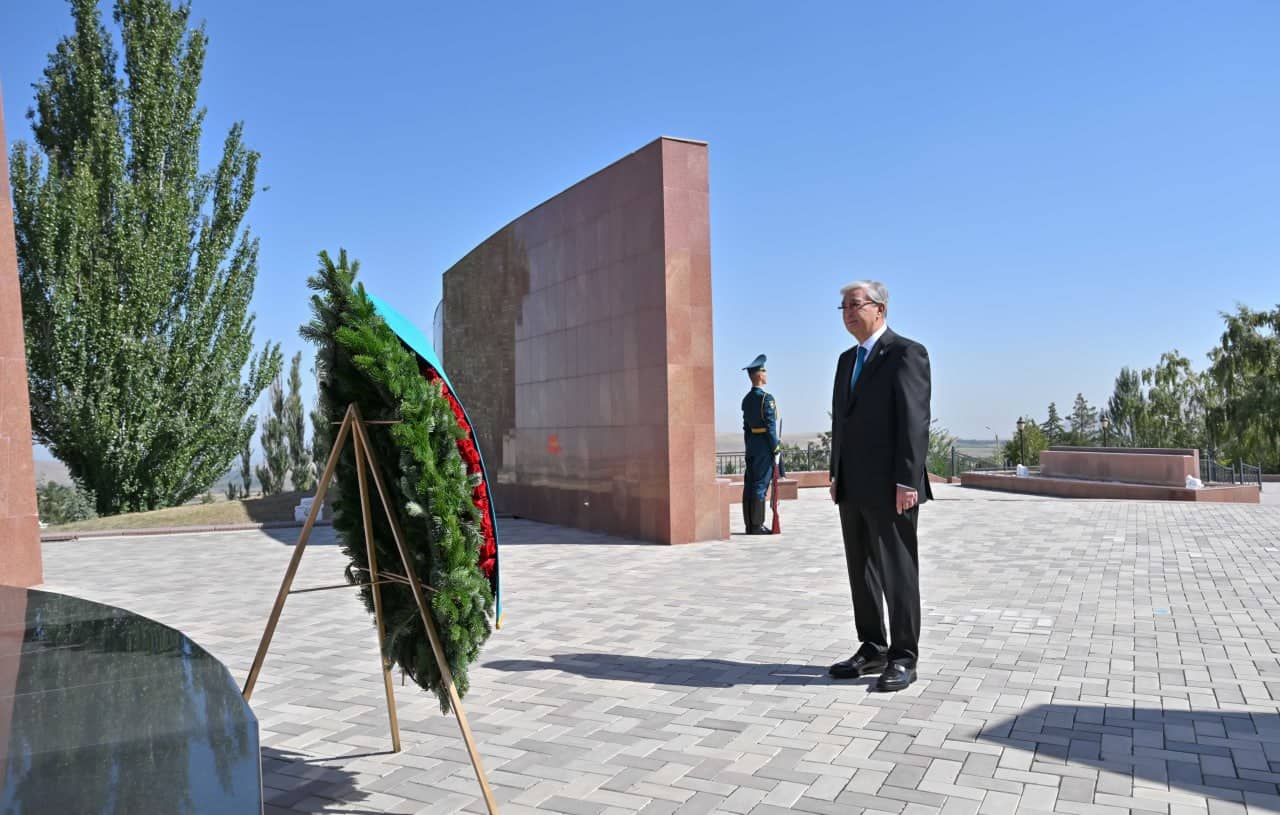 Тоқаевтың Қырғызстанға сапары «Ата бейіт» ұлттық тарихи-мемориалдық кешеніне зиярат етуден басталды