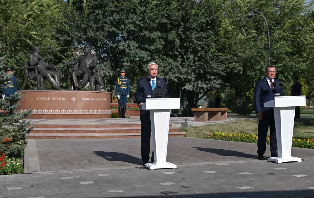 Тоқаев пен Жапаров «Достықтың алтын көпірі» ескерткішінің ашылу рәсіміне қатысты