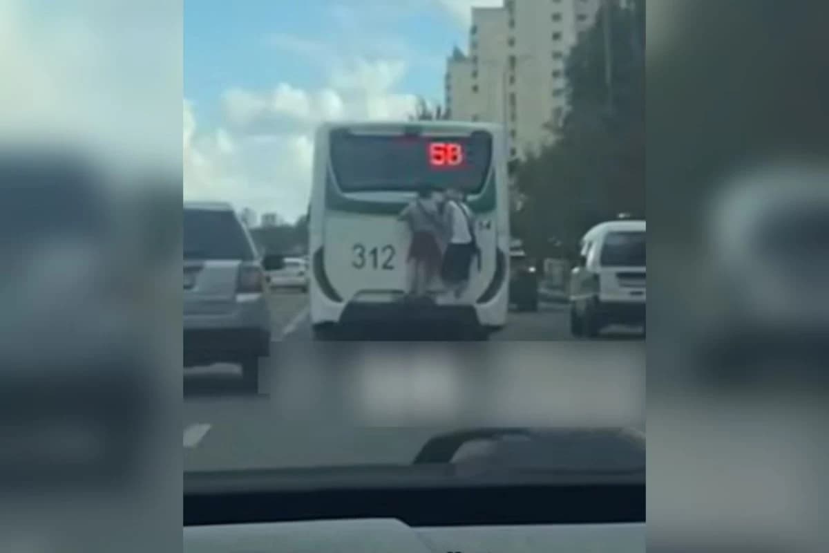 Астанада жасөспірімдер автобустың артына мініп, қаланы аралаған (ВИДЕО)