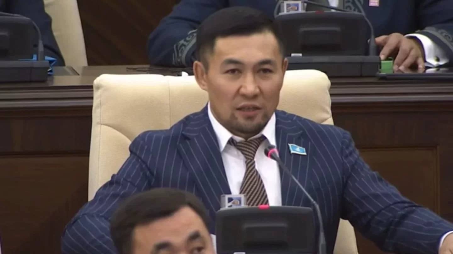 Мәжілістің абыройын түсірген: бір топ депутат Ардақ Назаровпен жабық форматта әңгіме өткізбек