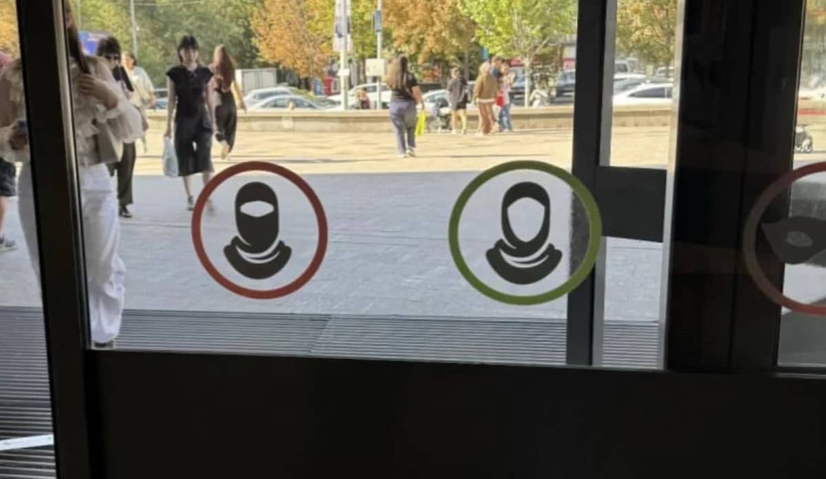«Исламға құрметсіздік пе?»: Алматыда танымал сауда үйіндегі есікке қойылған белгі жұрттың ашуын тудырды