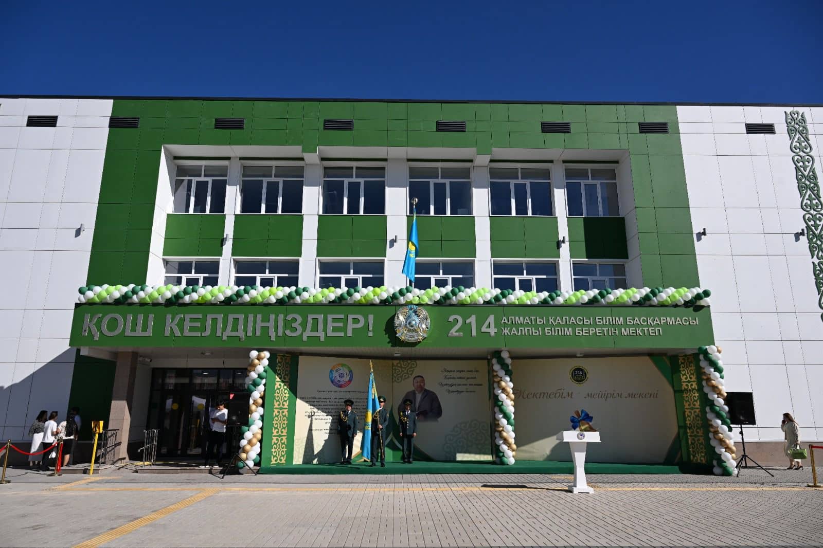 Алматы әкімі оқушыларды Білім күнімен құттықтап, жаңа мектептер ашты