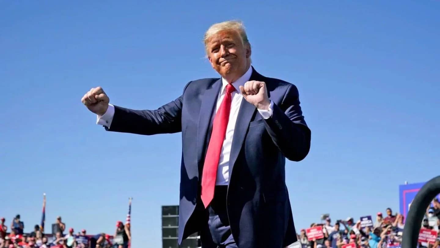 Трамп Жапонияға келді: Императормен кездесті, енді «George Washington» авиатасымалдағышында сөз сөйлейді