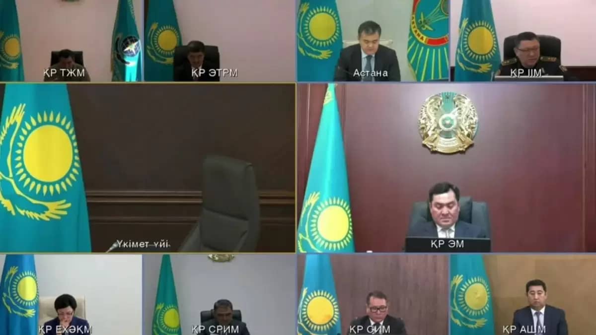 Тосын қоңырау: Бектенов Үкімет отырыс кезінде күтпеген «звоноктан» кейін залдан шығып кетті