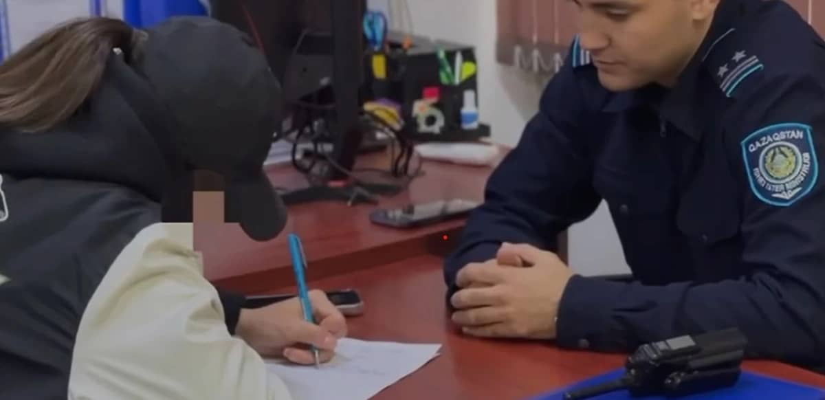 Алматыда жүргізушіні мазақ еткен блогер полицияға шақыртылды