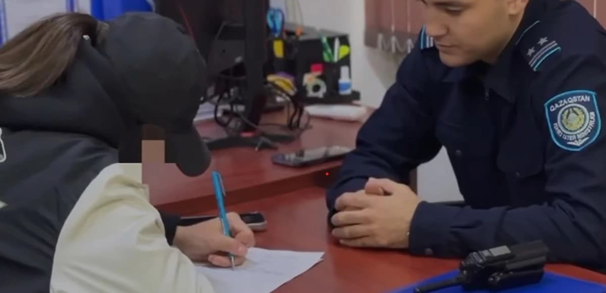 Алматыда жүргізушіні мазақ еткен блогер полицияға шақыртылды