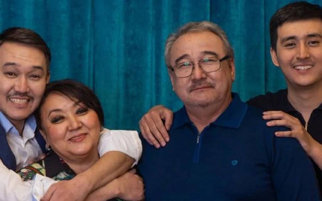 «Әншінің баласы болғанымыз үшін қатты қысым сеземіз»: Нұрлан Өнербаевтың ұлы шындықтың шетін шығарды