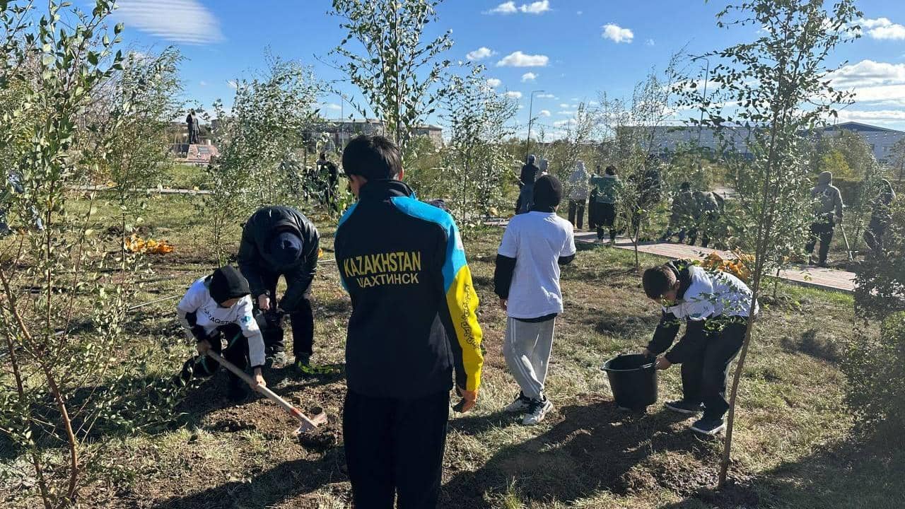 Школьники и волонтёры Шахтинска высадили 200 деревьев в рамках акции «Таза Қазақстан»