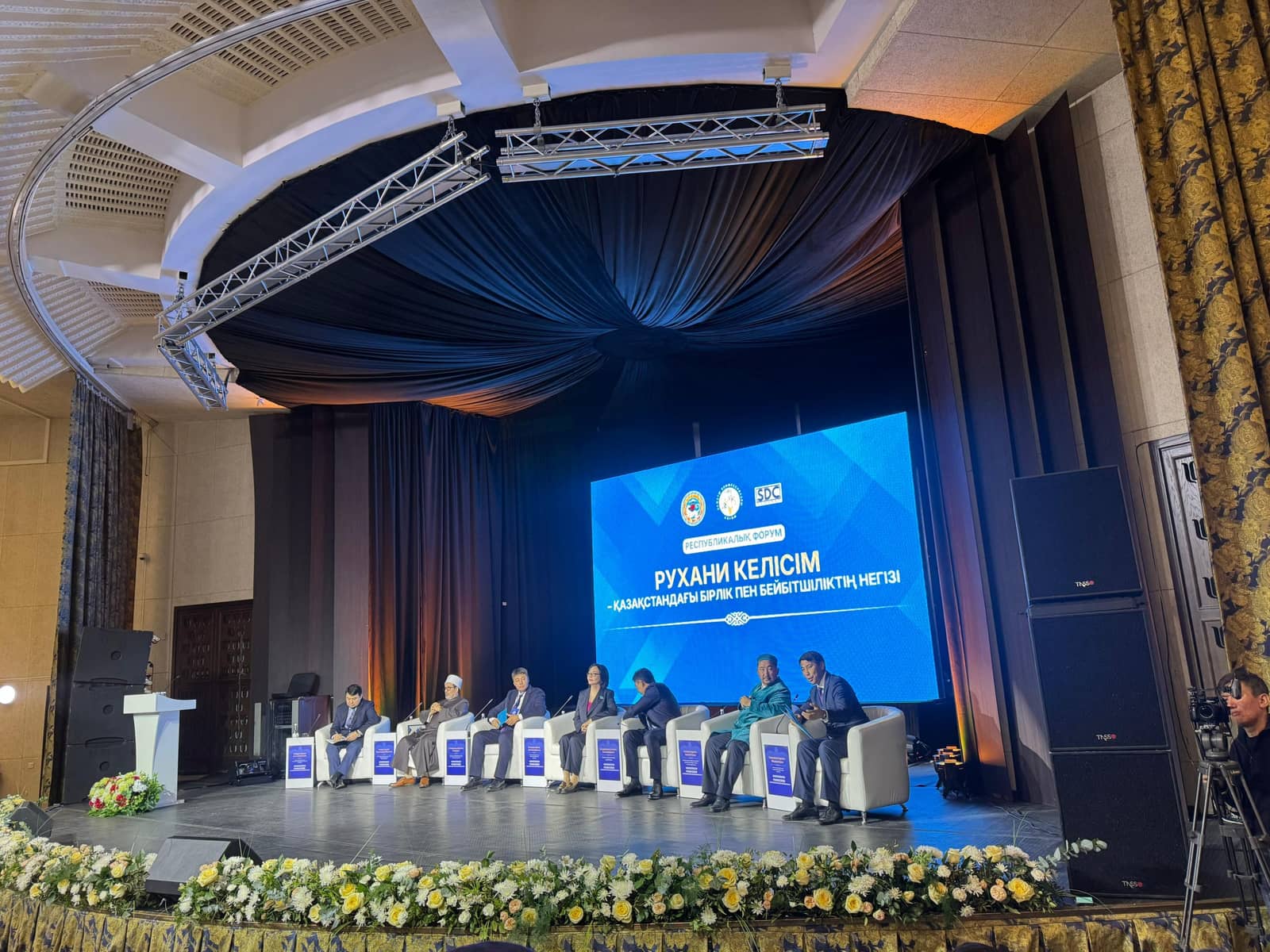 Жасанды интеллект дәуірінде рухани бағдарды қалай сақтау керек: Алматыда дін өкілдері бас қосты