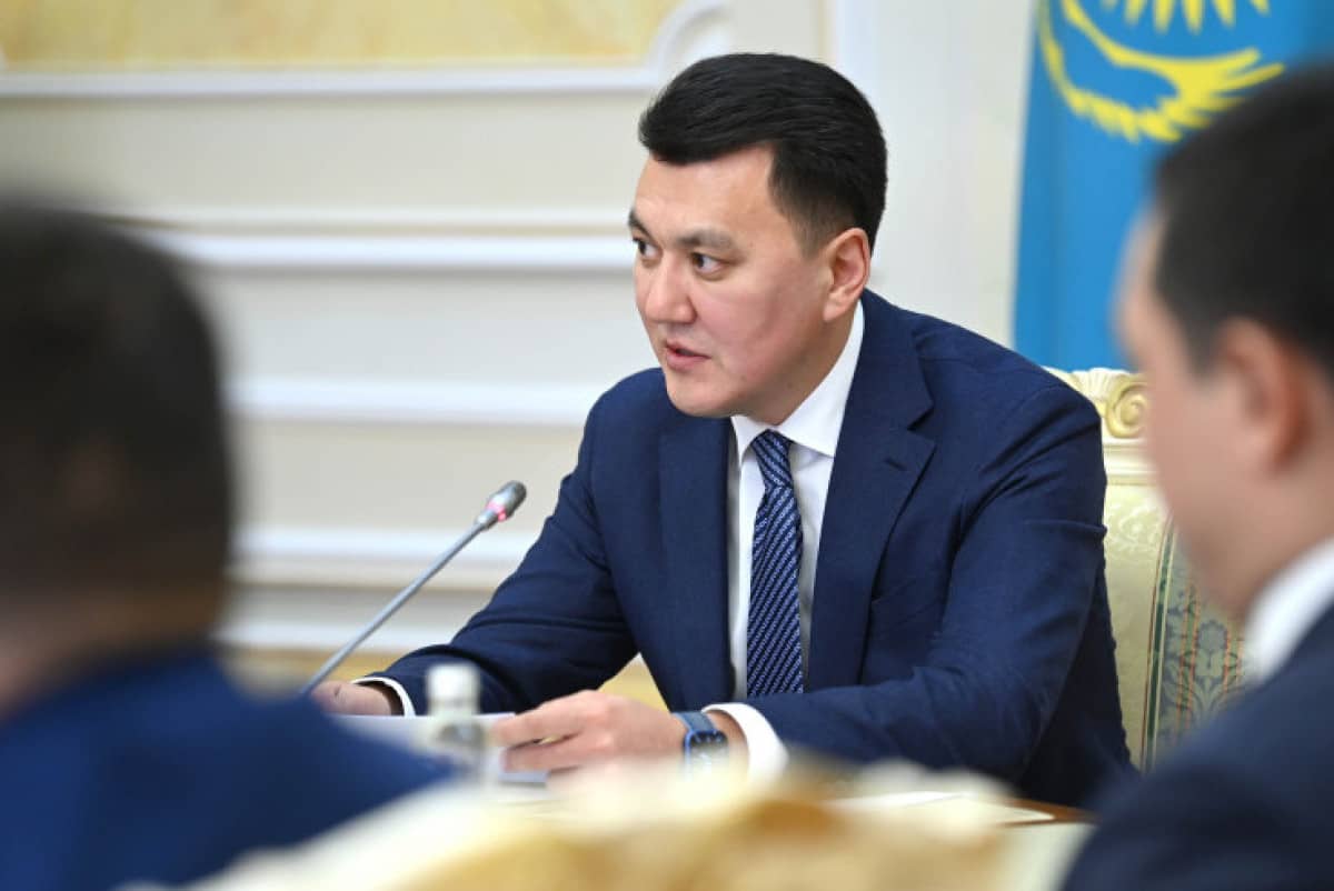 «Жылтырақ идеология» мен «ақпараттық рэкет»: Ерлан Қарин жаңа саясаттың қыр-сырын ашты
