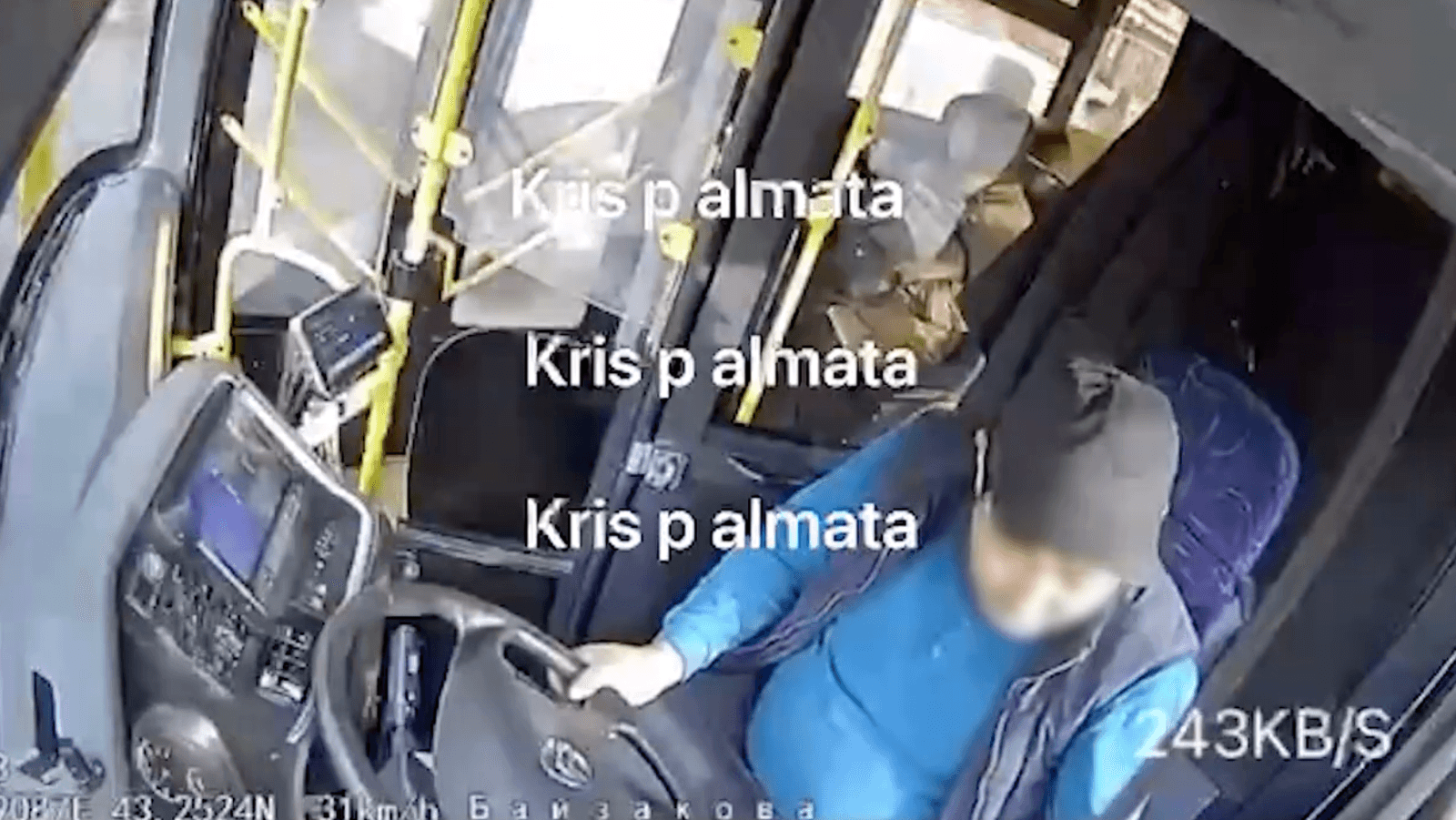 Жауапсыз жалтақ жүргізуші: Алматыда автобус руліндегі жігіт телефонын шұқылаймын деп бойжеткенді қағып кетті
