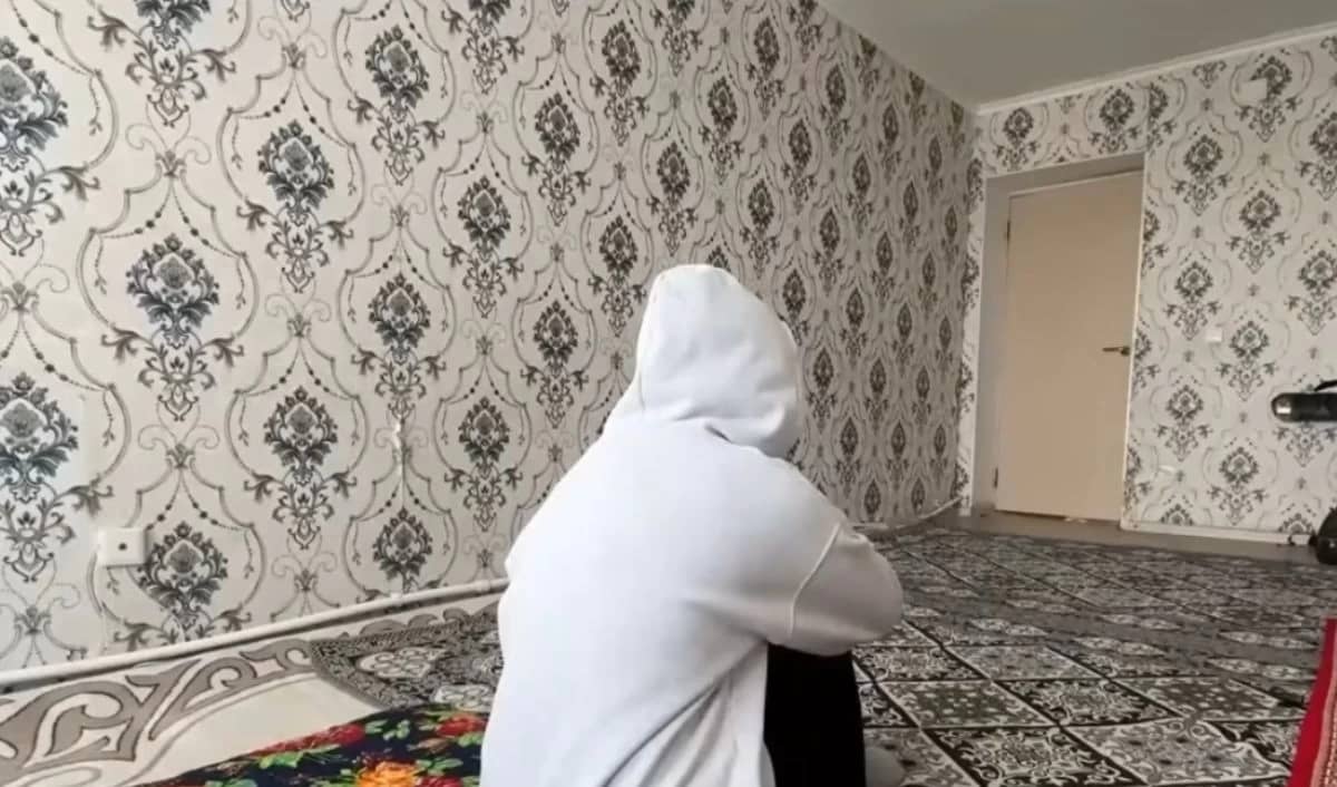 «Аузымызды жауып, тұншықтыратын»: Түркістанда өгей әкеден қорлық көрдік деген апалы-сіңлі қыздар әділдік іздейді