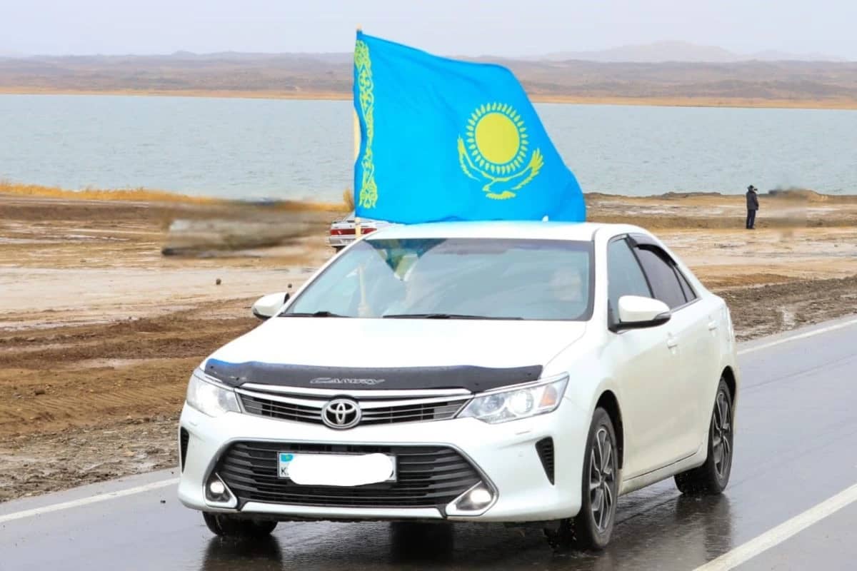 Үйлерде, көліктерде көк туымыздың желбіреп тұрғанын көргенде қуанып қаламын – Тоқаев