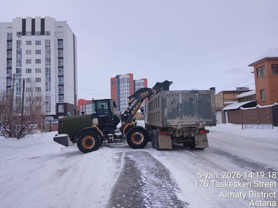 Свыше 3 тысяч рабочих и более 1800 единиц техники: в Астане продолжается круглосуточная очистка от снега