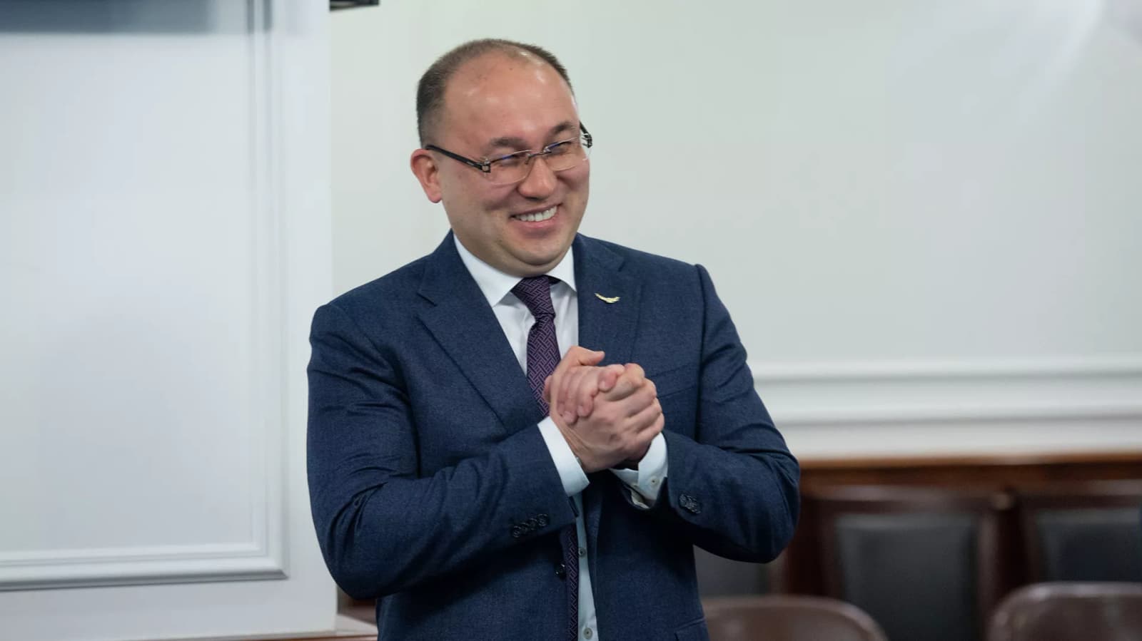«Қазақстанда орыс тілінің жоғары мәртебесі сақталады»: Дәурен Абаев референдумда жұмыс істеген ресейліктерге алғыс айтты
