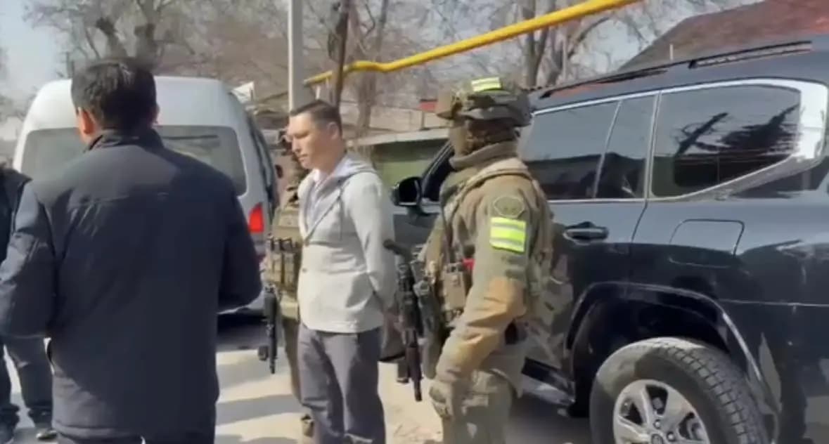 Ағаш кесу, ақша жымқыру: Белгілі белсенді Санжар Боқаев Алматыда ұсталды