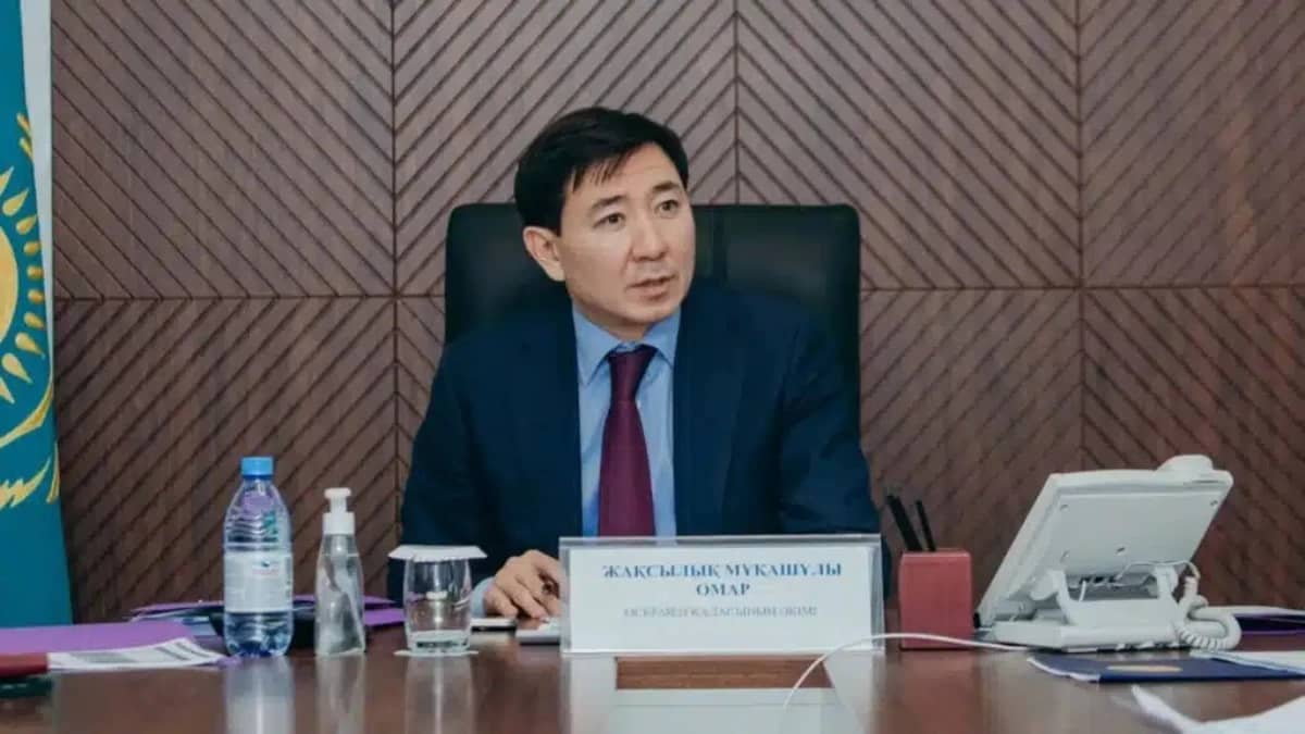 «Алаяқтық, ірі көлемде пара алу»: Өскеменнің бұрынғы әкімі Жақсылық Омарға сотта өз кінәсін толық мойындады
