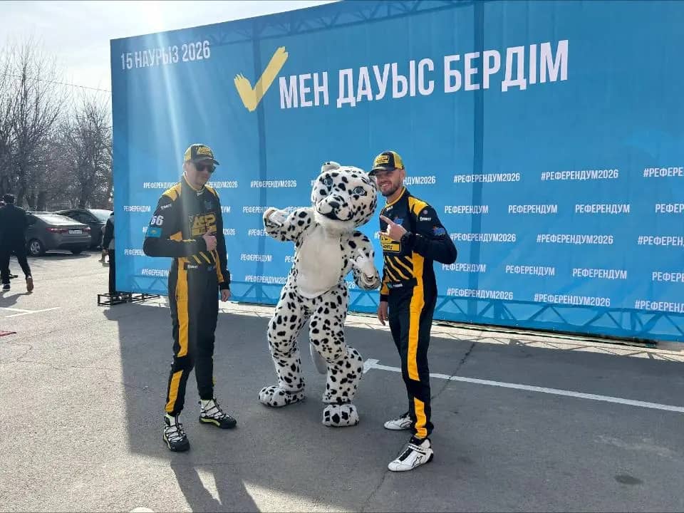 В Конаеве избиратель пришел на участок в образе снежного барса