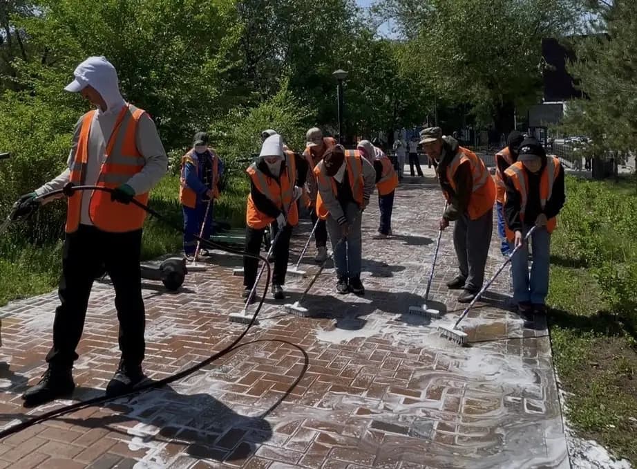 В восьми районах Алматы проводится масштабная очистка пешеходных зон