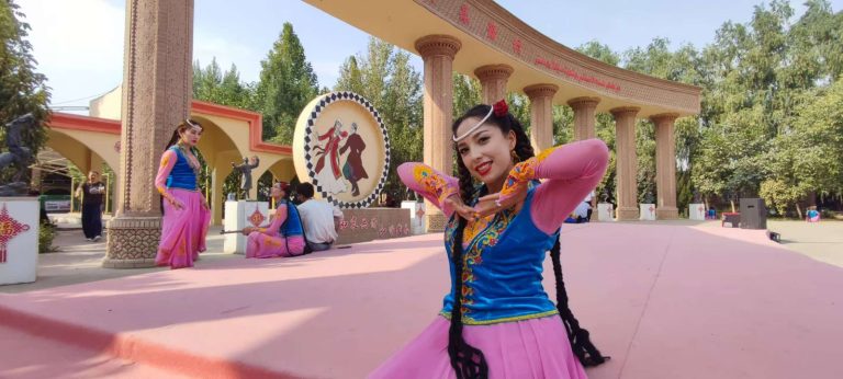 «Жылан терісінен жасалған ұлттық аспап. Жарты келі алтын таққан әйелдер. Құрғақ көкеністің тоқсан түрі»: Қашқардағы ұйғыр ұлтының тұрмысынан фоторепортаж