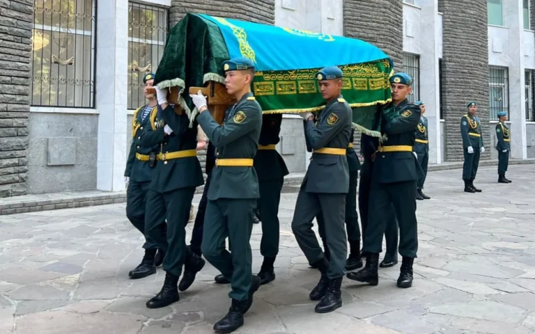 «Казахстан никогда тебя не забудет»: в Алматы простились с космонавтом Талгатом Мусабаевым