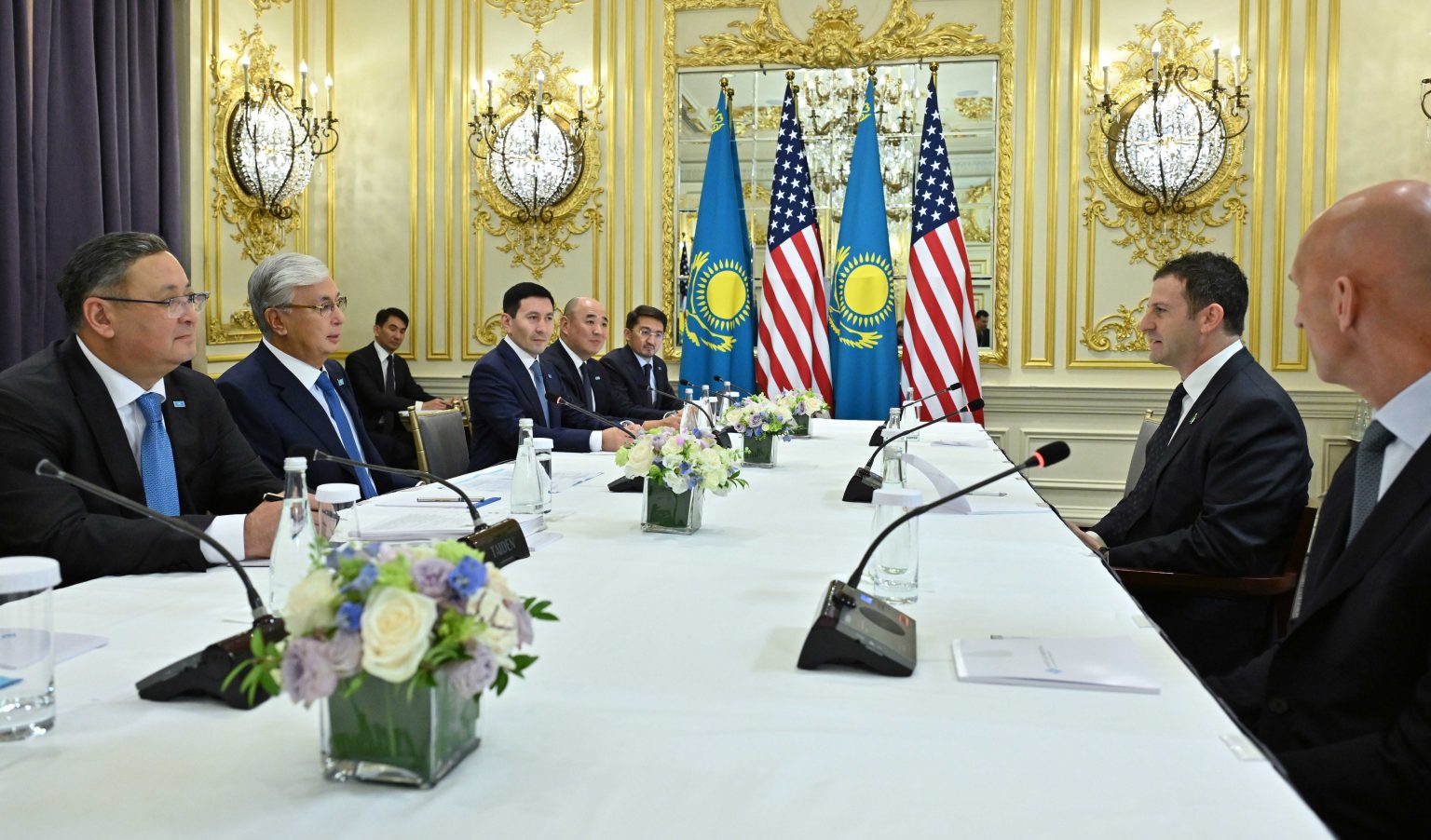 Казахстан и США расширяют сотрудничество в цифровизации финансовой сферы Президент Казахстана Касым-Жомарт Токаев на встрече с Джаредом Коэном из Goldman Sachs — обсуждение цифровизации финансовой экосистемы Казахстана.