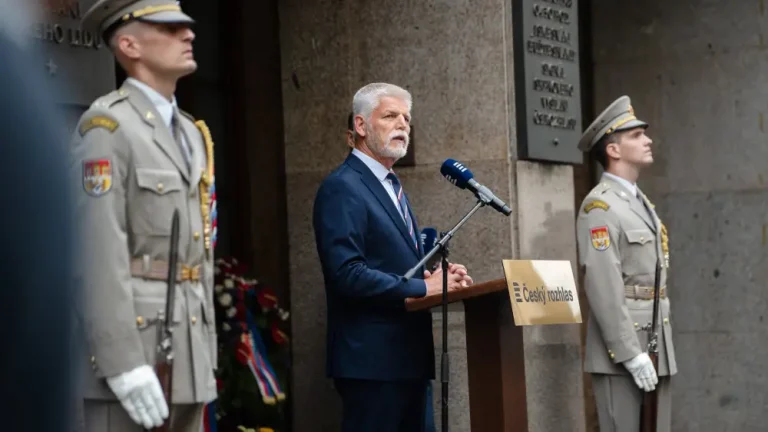 Чехия президенті: «Әуе кеңістігін бұзған ұшақты атып түсіруге болады»