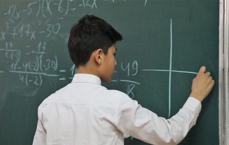 Кодпен келген отаршылдық: Тілдің тағдыры алгоритмнің тәрбиесіне тәуелді ме?