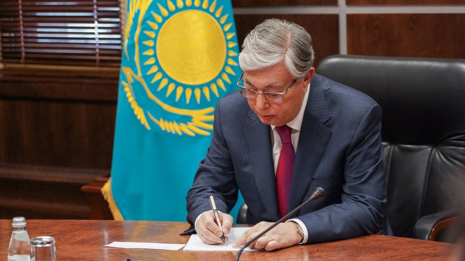 Тоқаев Республика күні қарсаңында бірқатар азаматты мемлекеттік наградалармен марапаттады