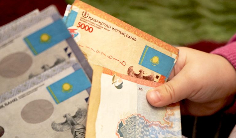 «Конверттегі жалақыны» енді Жасанды интеллект анықтайды: Қазақстанда жаңа заң дайындалуда